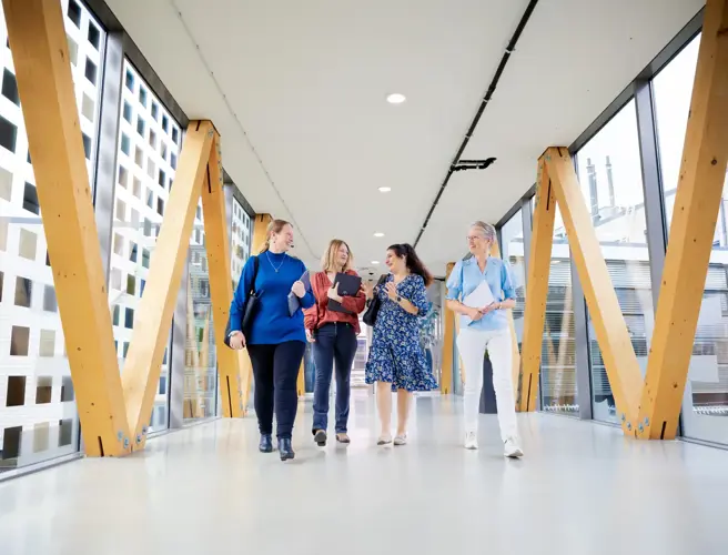 volwassen vrouwen op loopbrug 2