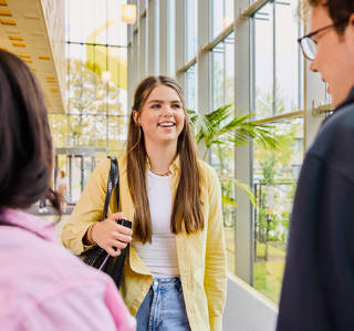 Algemeen drie studenten in gesprek