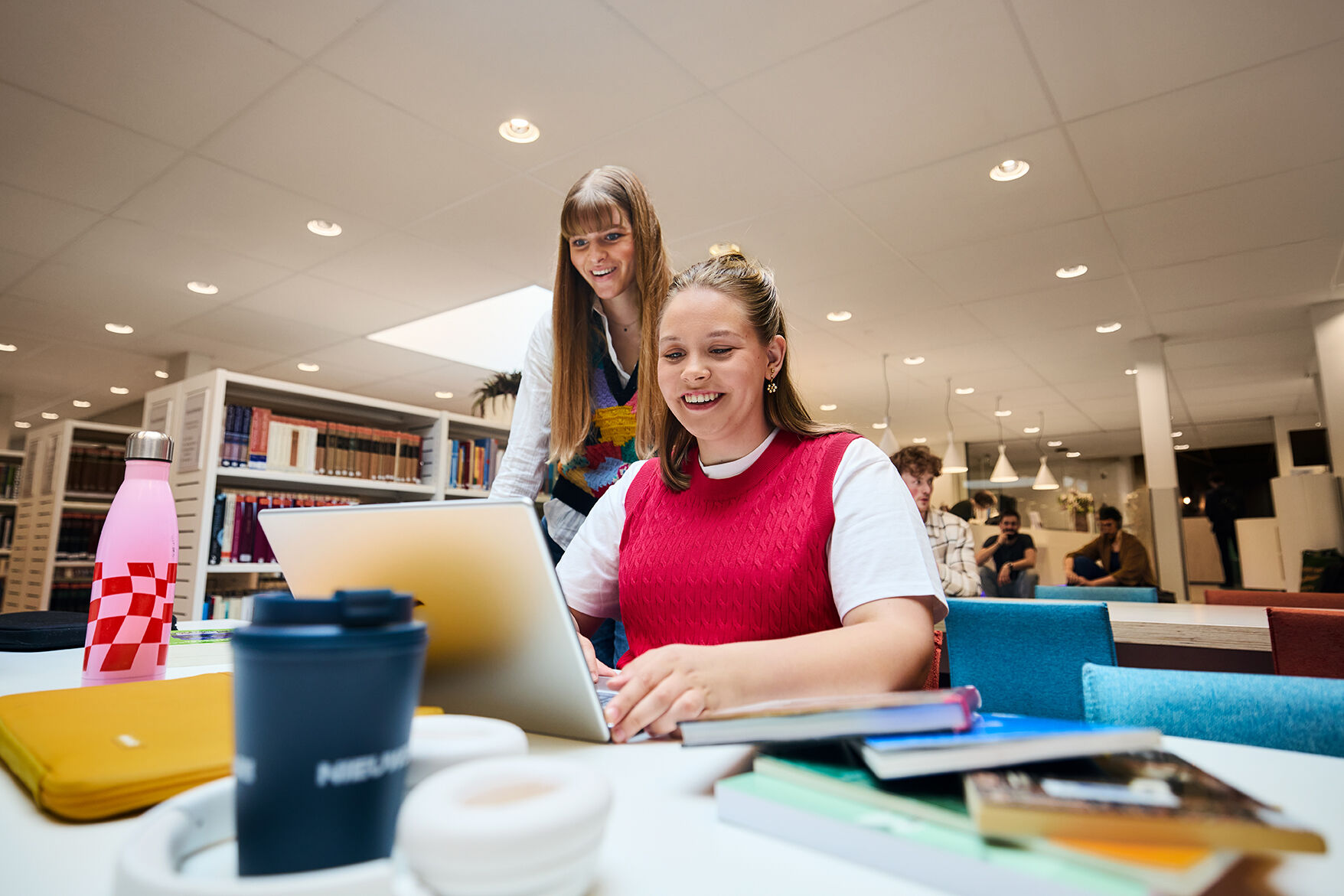 Header afbeelding VT studeren studiecentrum twee meiden