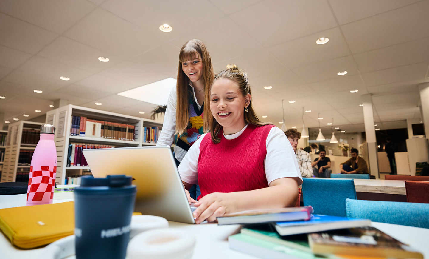 Header afbeelding VT studeren studiecentrum twee meiden