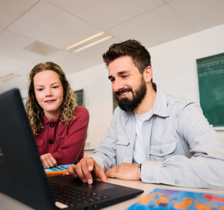 DT twee studenten achter laptop