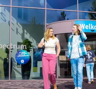 Vrouw en jongen lopen school uit