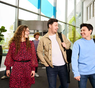 VT clubje vrouw in jurk en 2 mannen