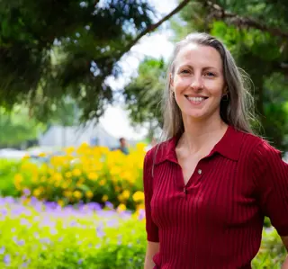 DT vrouw rood truitje 1