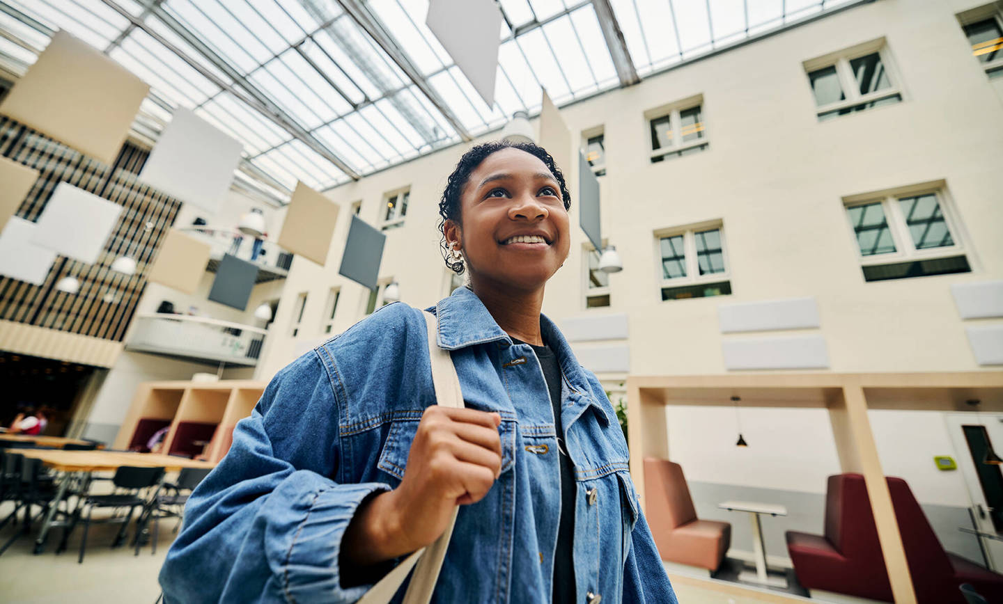 Header afbeelding VT student in Atrium