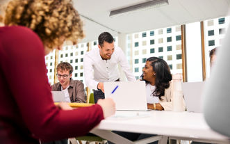 Docent helpt student en lacht