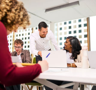 Docent helpt student en lacht