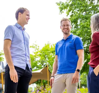 Drie studenten CHE buiten 1