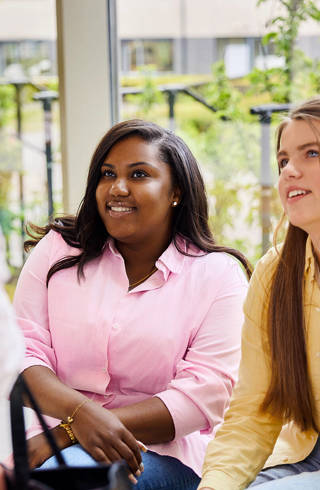 Algemeen drie vrouwen in prisma