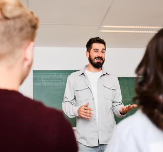 Docent met baardje legt uit